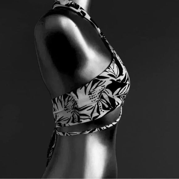 🆕Printed  Halter Top - Picture 2 of 12